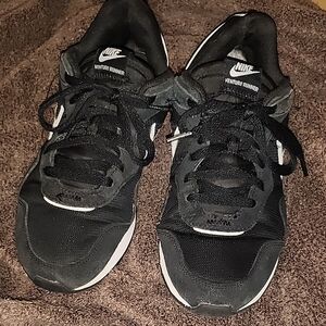 Nike Venture Runner Black and White Sneakers